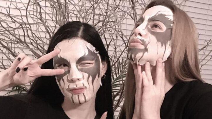 Las máscaras de pintura de cadáveres para el cuidado de la piel de la cara ahora son una cosa