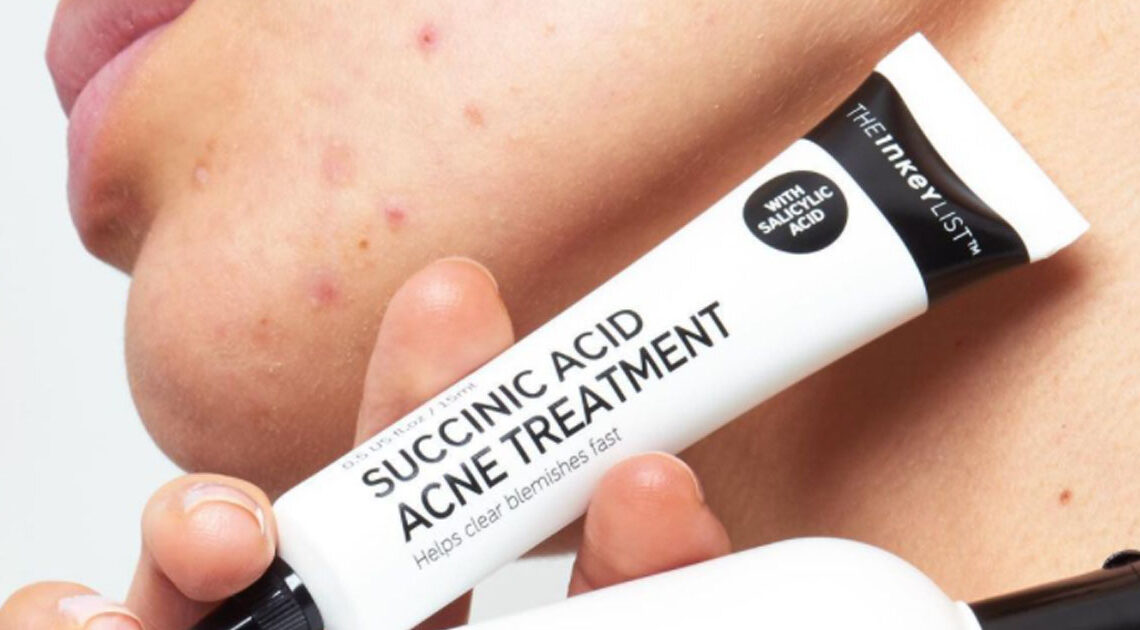 ¿Es el ácido succínico el tratamiento para el acné que estábamos esperando?  Un editor lo probó