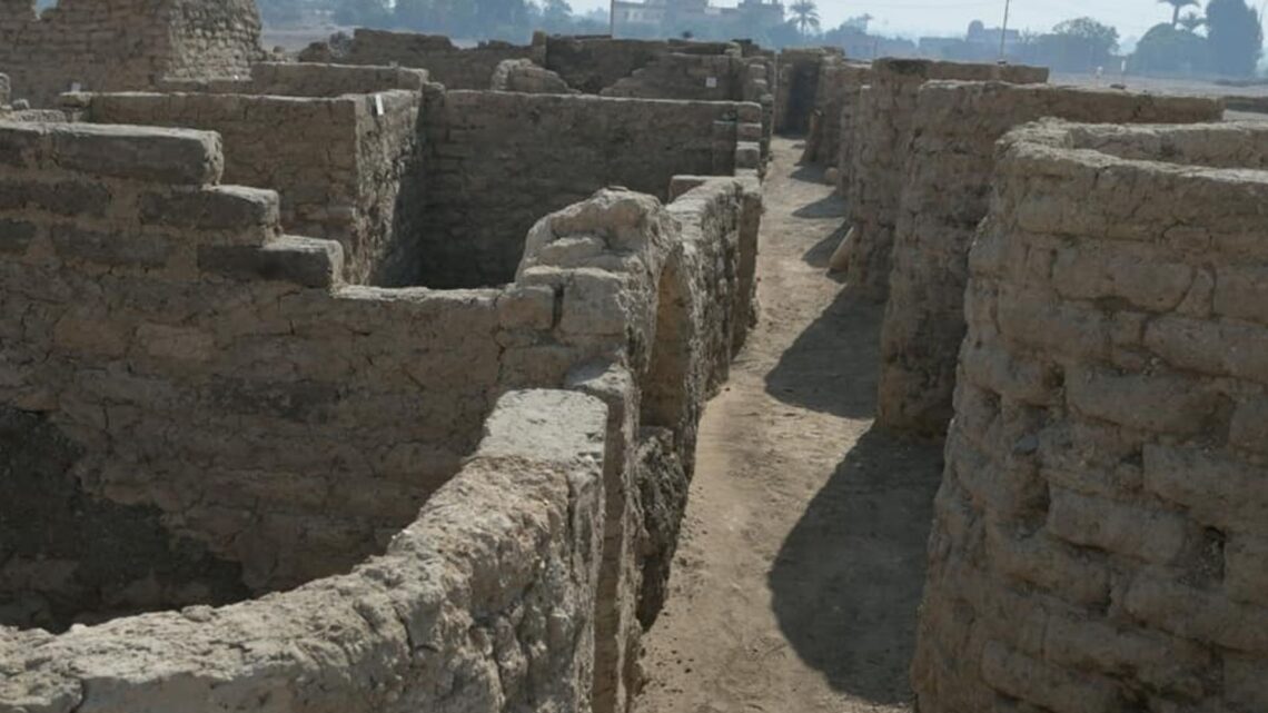 La «Ciudad Dorada Perdida», con un misterioso esqueleto, es descubierta en Egipto.