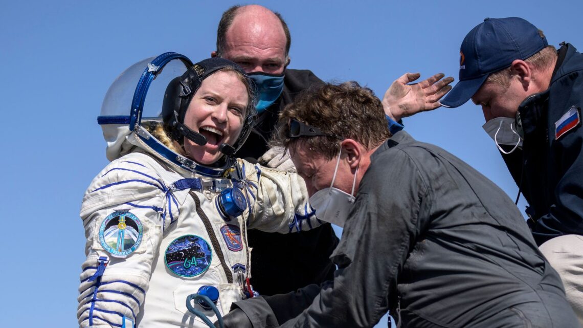 Estadounidenses y dos rusos regresan a salvo a la Tierra desde la estación espacial