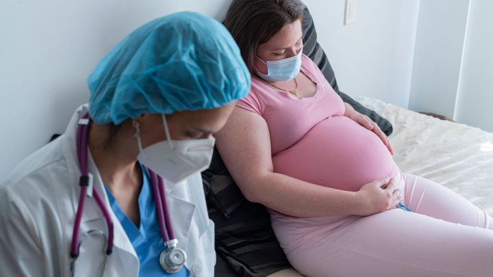 Las mujeres embarazadas que contraen COVID-19 tienen un mayor riesgo de muerte: estudio