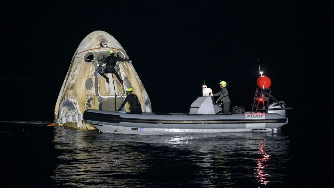 SpaceX trae 4 astronautas de regreso a la Tierra en Rare Night Splashdown