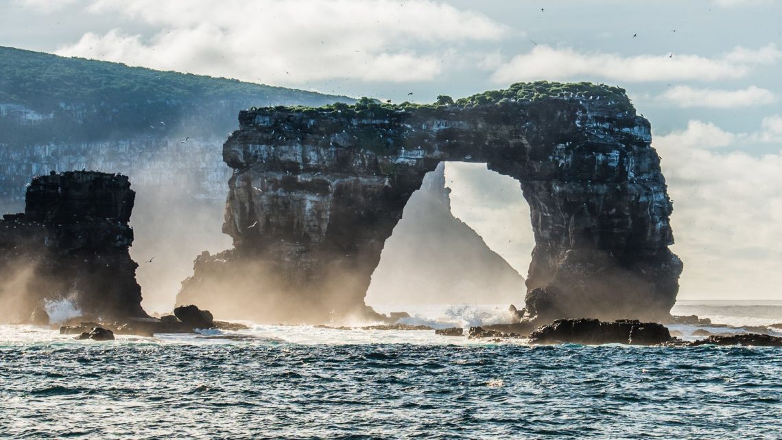 El Arco de Darwin, la icónica formación de Galápagos, se desmorona en el Océano Pacífico