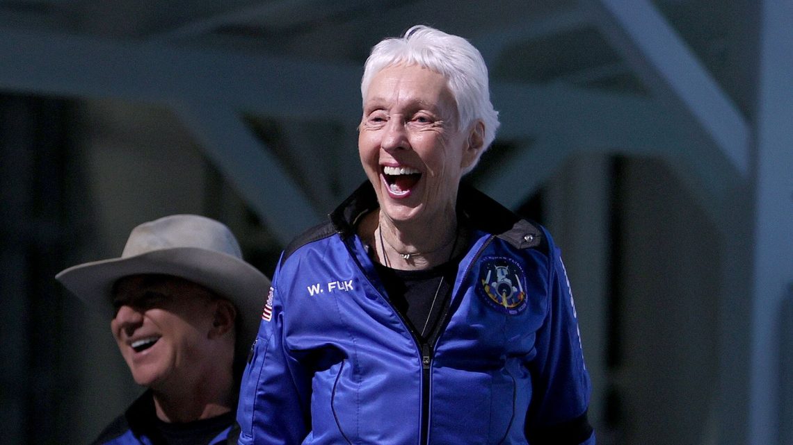 La mujer pionera Wally Funk, de 82 años, se acaba de convertir en la persona más anciana del espacio