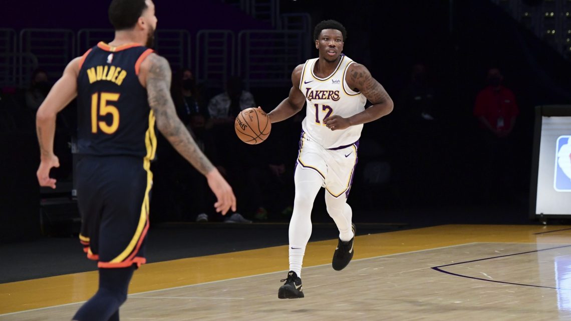 Informe: los Nets de Brooklyn entintan al exdelantero de los Lakers Devontae Cacok para negociar