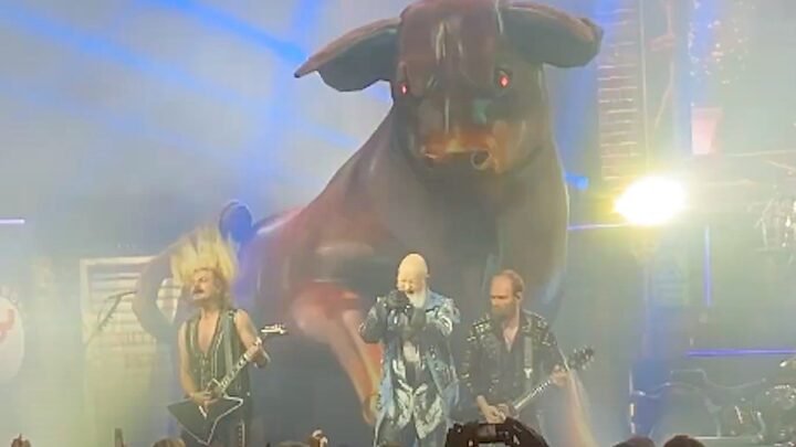 Rob Halford explica por que Judas Priest tiene un toro gigante en el escenario