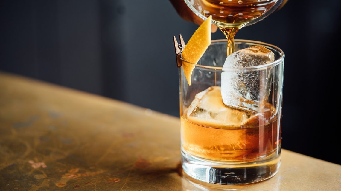 Los 10 mejores cócteles clásicos de whisky que todo hombre debería saber hacer