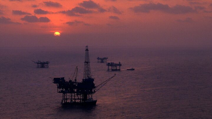 Días después de la cumbre climática, Biden realizará la venta de petróleo del Golfo «Carbon Bomb»