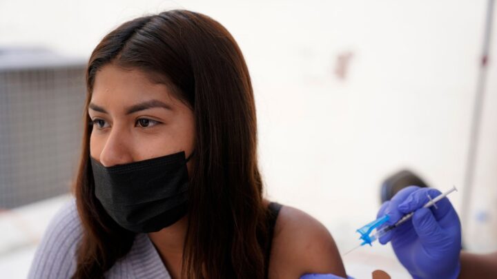 México envía a algunos menores a Estados Unidos para vacunarse contra el coronavirus