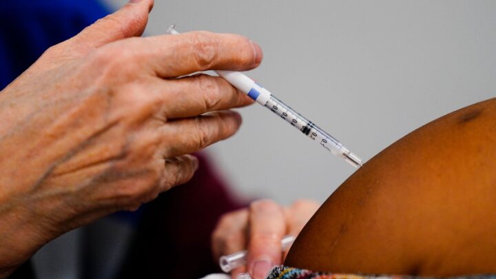 Las reglas del distrito escolar del juez no pueden establecer su propio mandato de vacunas