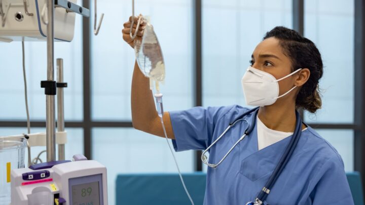 Las enfermeras denuncian las pautas «prematuras» de los CDC para reducir a la mitad las pautas de aislamiento de COVID-19