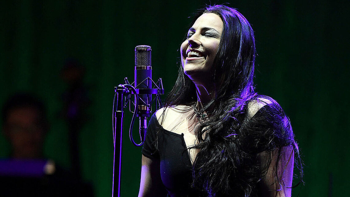 Evanescence pospone cinco fechas finales de gira debido al COVID-19