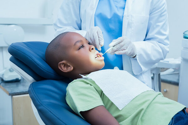 ¿Con qué frecuencia todos los miembros de su familia deben visitar la clínica dental?