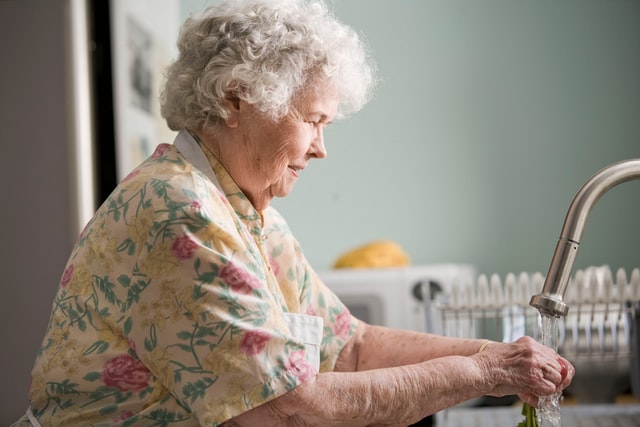 Cuidar a un familiar mayor en el hogar: Primeros pasos
