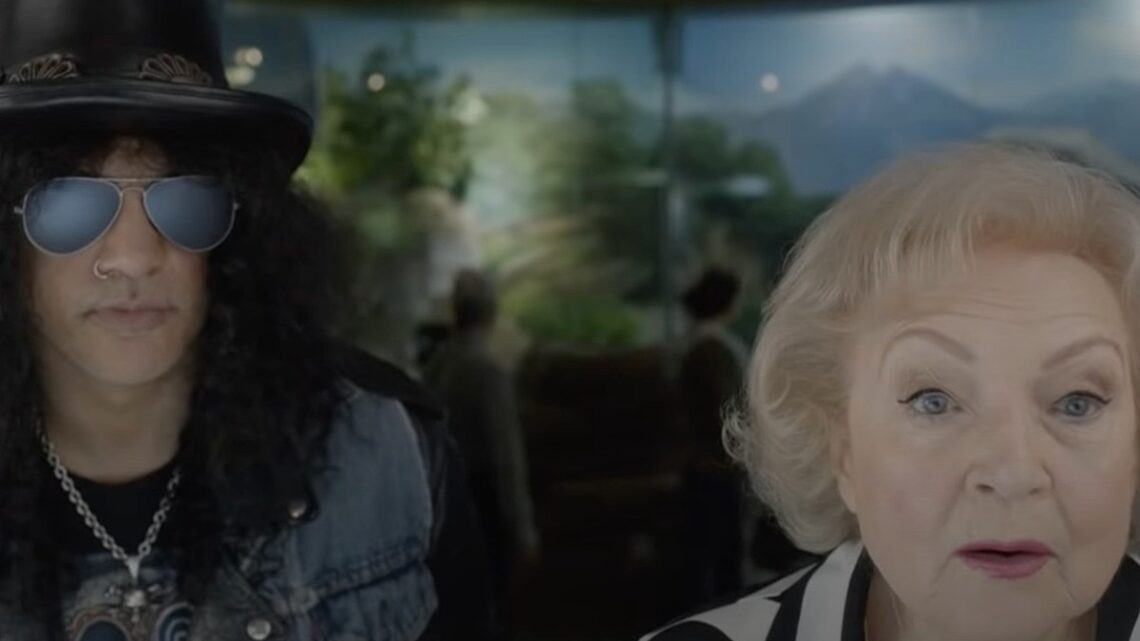Slash aparece con Betty White en el comercial del zoológico de Los Ángeles de 2012