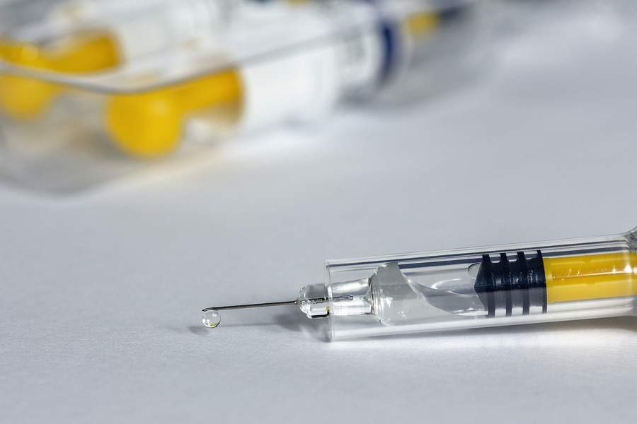 El efecto placebo representa más de dos tercios de los eventos adversos de la vacuna COVID-19