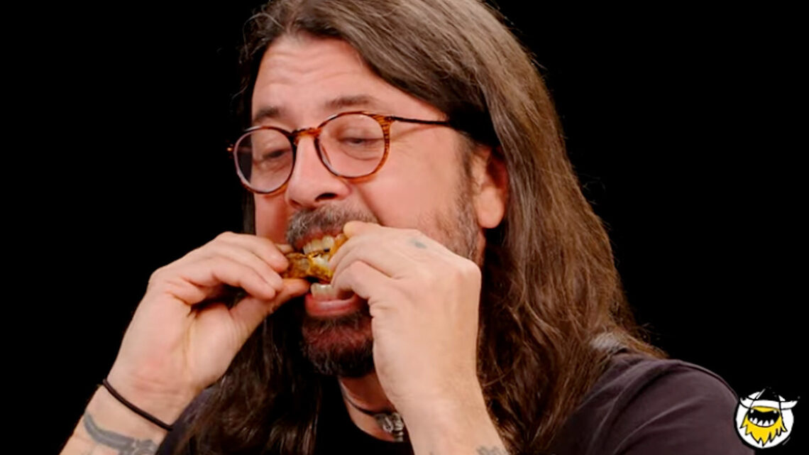 Mira a Dave Grohl responder preguntas y comer alitas en ‘Hot Ones’