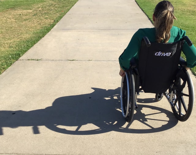 La guía completa para evitar lesiones al usar una silla de ruedas: consejos y trucos esenciales