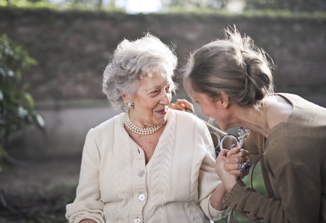 ¿Por qué debería considerar los hogares de cuidado residencial para sus padres ancianos?