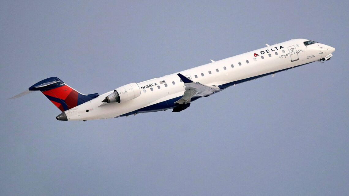 Los pilotos de Delta aterrizan un avión de forma segura a pesar de que el parabrisas de la cabina está agrietado
