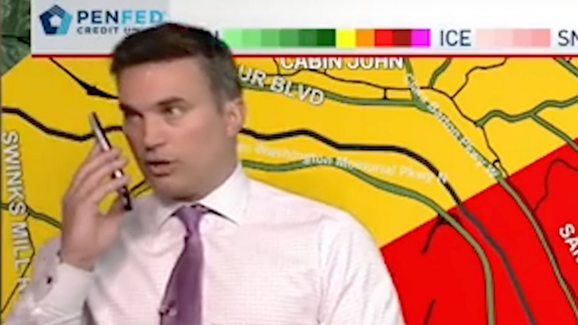 Meteorólogo interrumpe transmisión en vivo para advertir a sus hijos sobre tornado