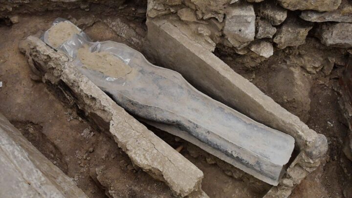 Científicos abrirán sarcófago misterioso descubierto después del incendio de Notre Dame
