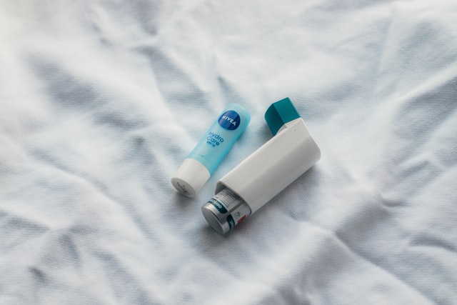 ¿Qué productos domésticos comunes debe evitar si alguien en su familia tiene asma?