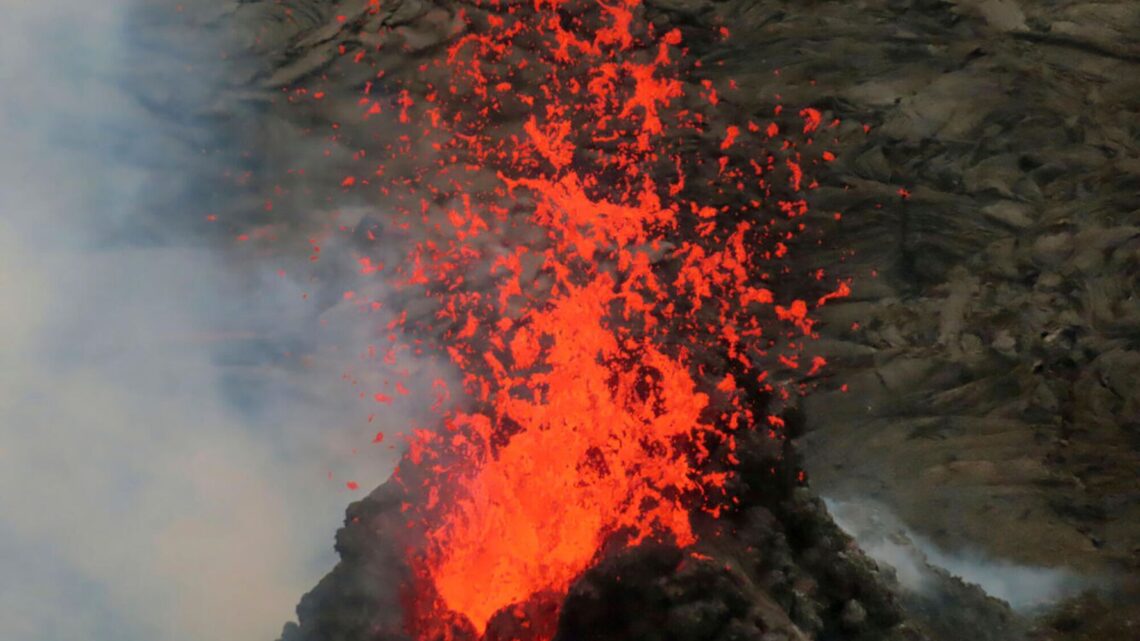 El flujo de lava del volcán de Hawái se mantiene constante después de arranques y paradas