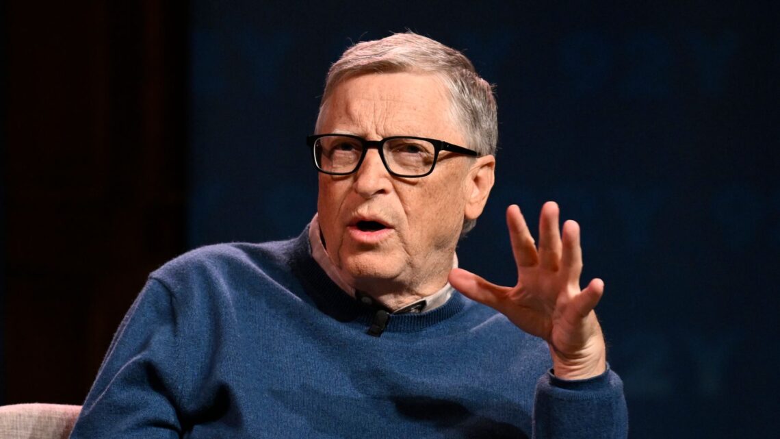 Bill Gates contrae COVID, dice que está experimentando síntomas leves