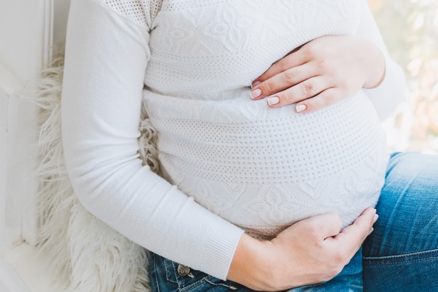 Cómo puede ayudar el seguro de maternidad durante y después del embarazo