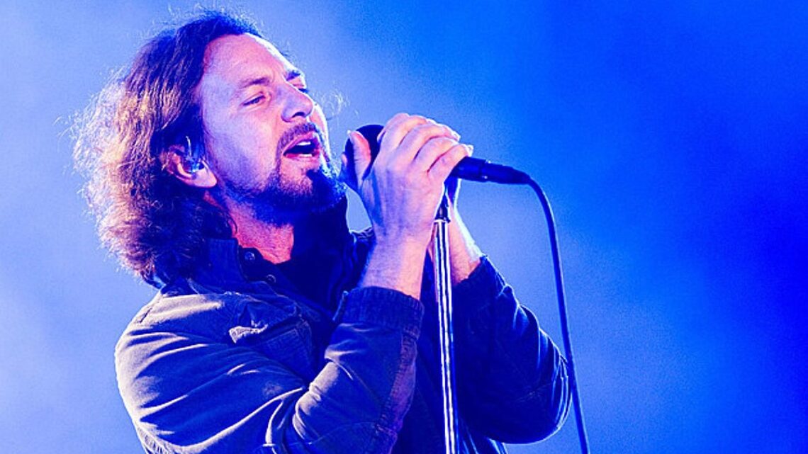 Eddie Vedder de Pearl Jam regresa para el último concierto europeo