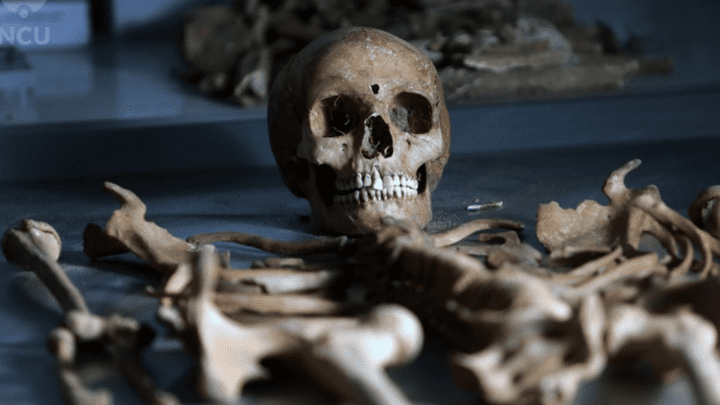 Investigadores descubren esqueleto en cementerio polaco que parece salido de una película de terror