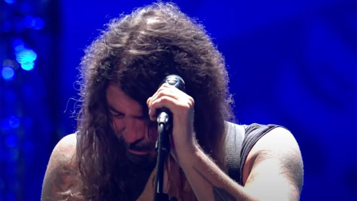 Tearful Grohl toca la primera canción de Foo Fighters sin Hawkins