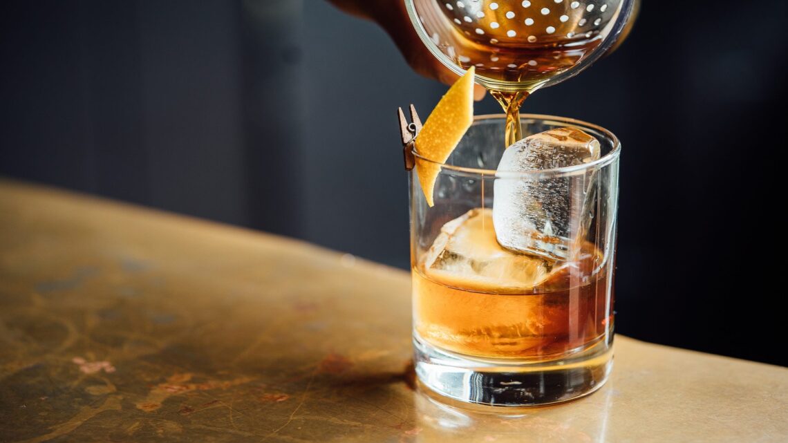 Los 10 mejores cócteles clásicos de whisky que todo hombre debería saber cómo preparar