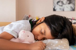 La forma en que ayuda a un niño a dormir está relacionada con su desarrollo conductual.