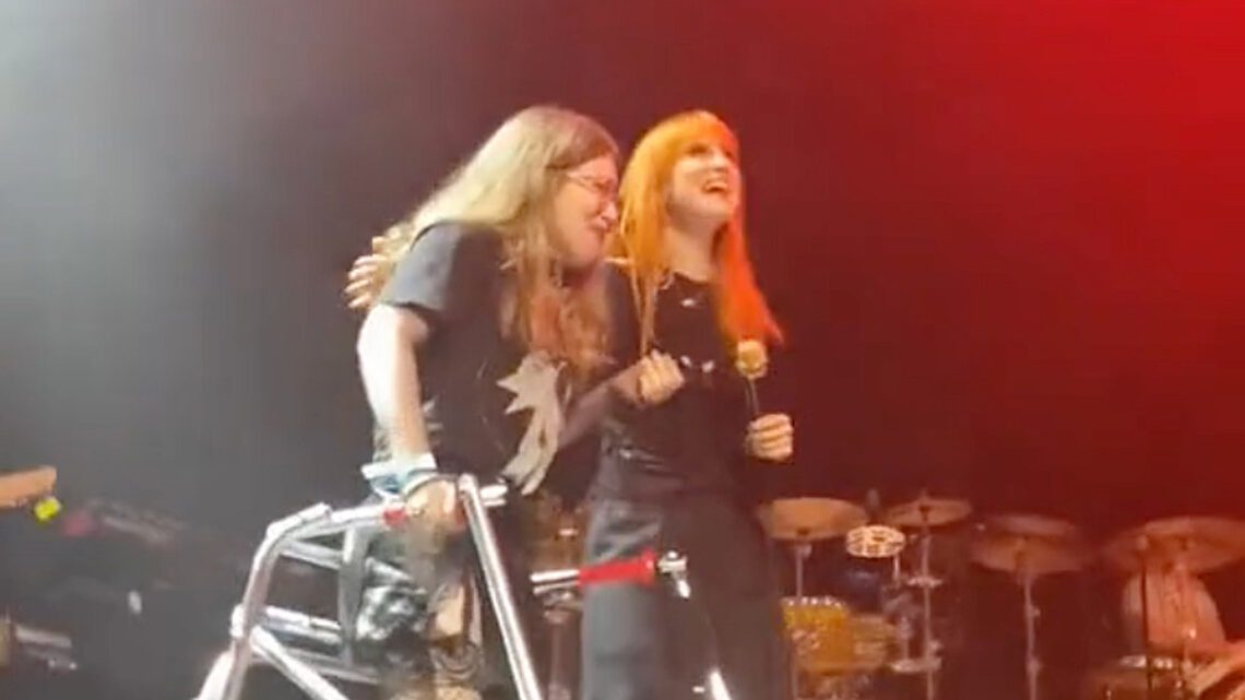 Fan discapacitado de Paramore comparte relato de cantar en el escenario con la banda