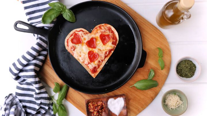 Pizzas de tortilla en forma de corazón bajas en carbohidratos